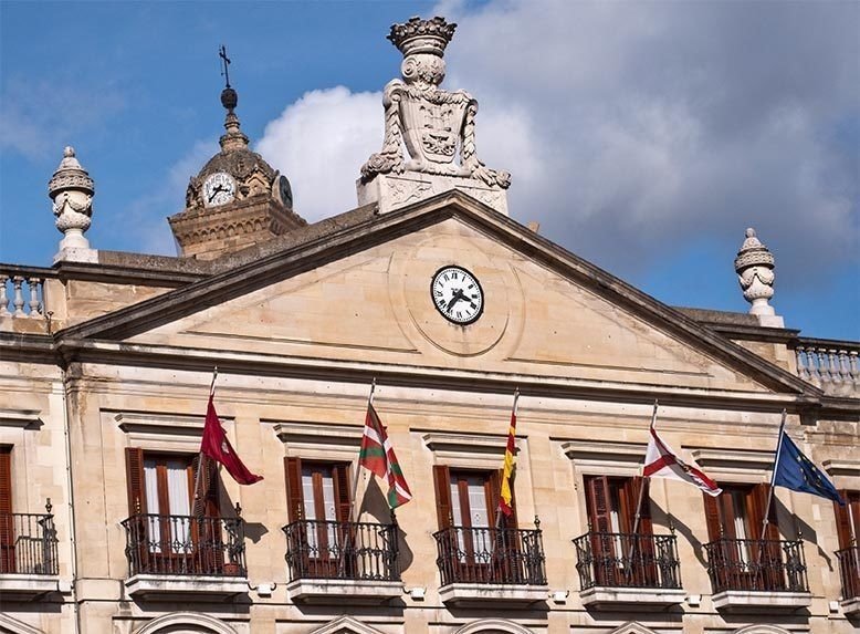 Banderas de la fachada del ayuntamiento de Vitoria.