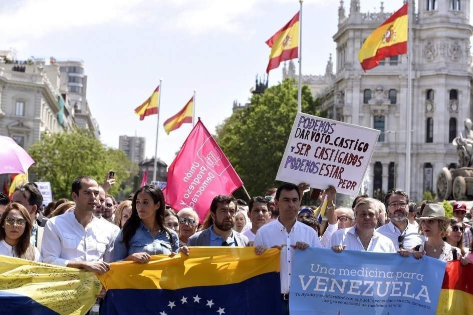 Dirigentes políticos, en una manifestación en apoyo de Venezuela. 