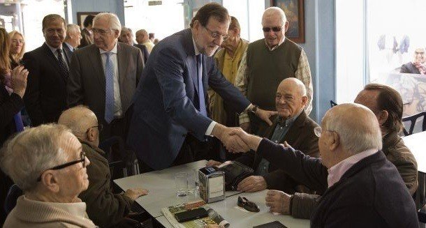 Mariano Rajoy saluda a unos pensionistas.