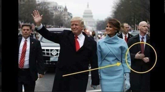 Donald Trump, acompañado del escolta de la mano falsa.