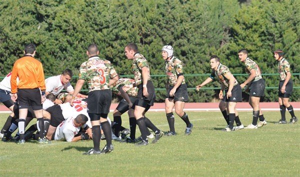 Un partido de rugby entre militares.