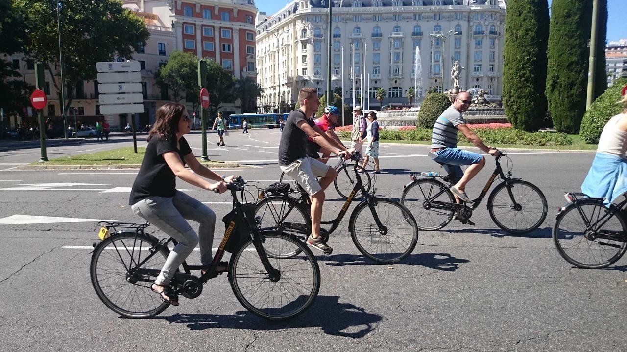 Ciclistas en Madrid.