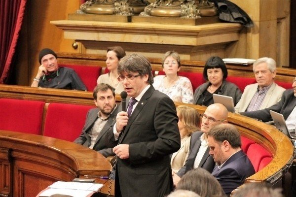 Carles Puigdemont, en la bancada del Govern en el Parlament de Cataluña.