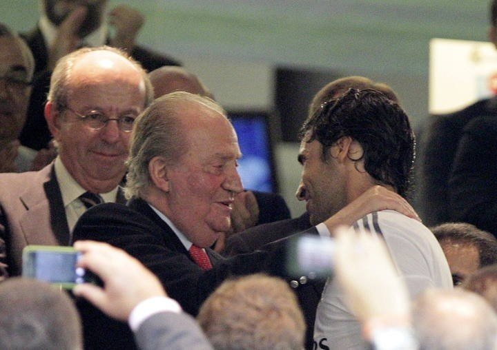 Juan Carlos I y Raúl González, ex jugador del Real Madrid. 