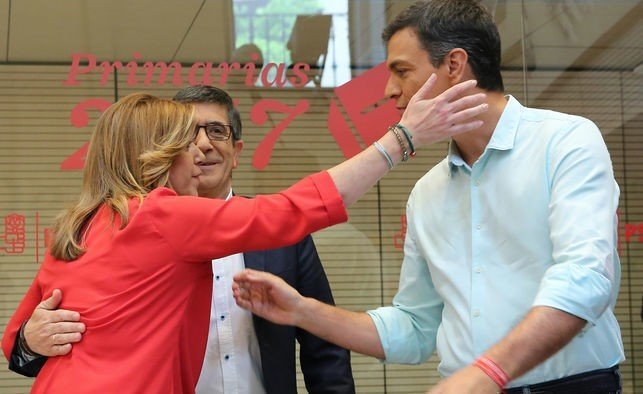 Susana Díaz saluda a Pedro Sánchez antes del debate en Ferraz.