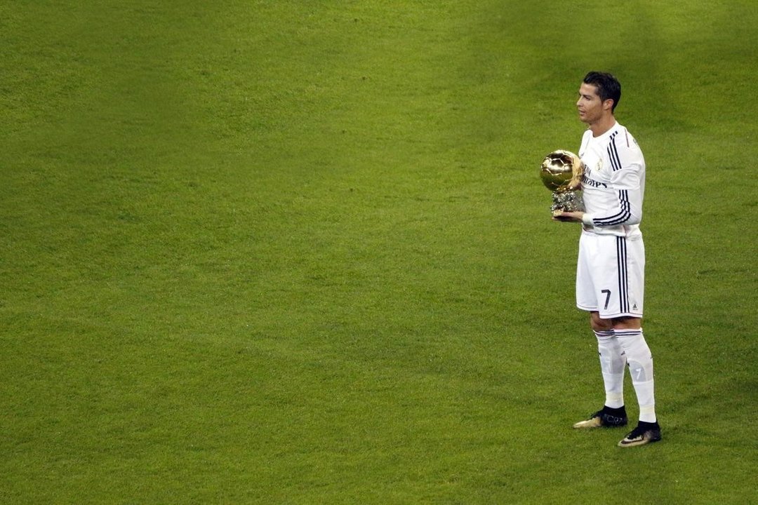 Cristiano Ronaldo posa con un Balón de Oro en el Bernabéu.
