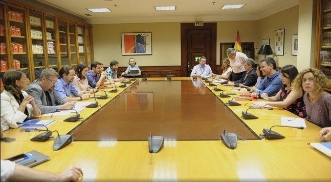 Equipos negociadores de Iglesias y Sánchez con Domènech y Batet en primer término.