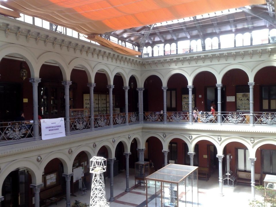 Edificio de la Escuela de Minas de la Universidad Politécnica.
