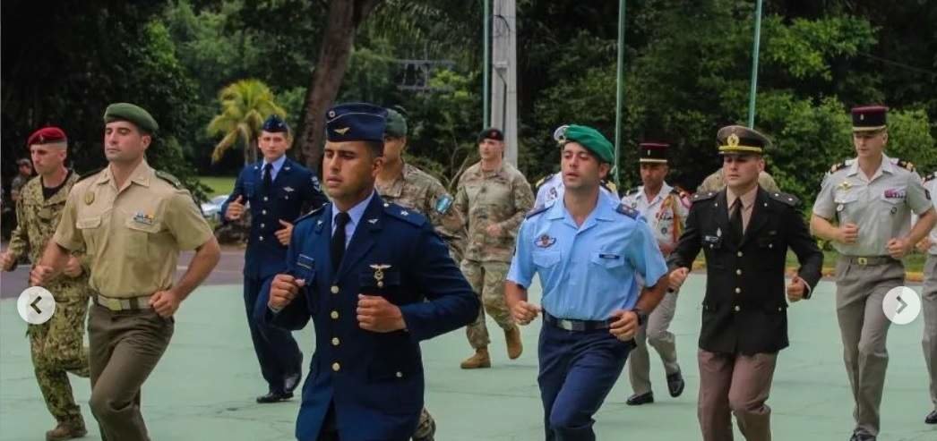 Militares del Curso Internacional de Operaciones en la Selva, en Brasil.