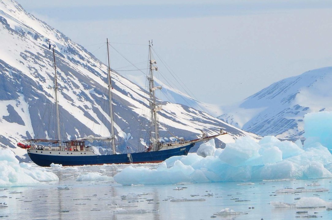 Imagen del velero por el Ártico. Imagen de archivo