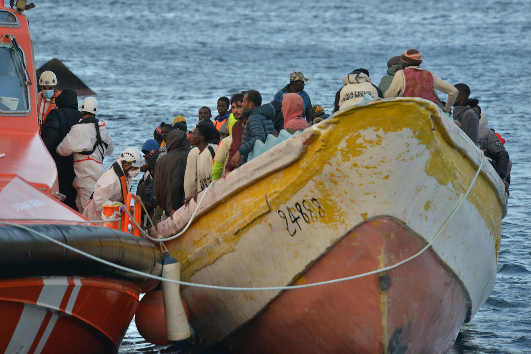 Una patera con 156 personas a bordo llega al Muelle de La Restinga, a 15 de diciembre de 2023, en El Hierro (Foto: Europa Press).