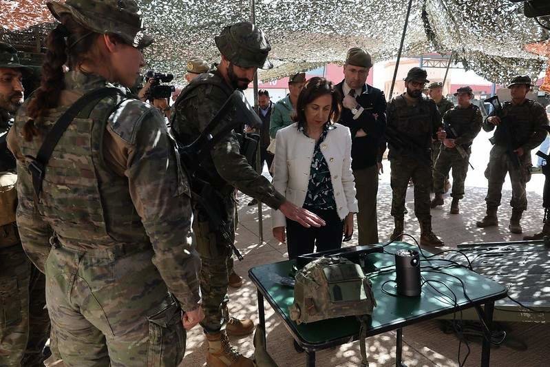 La ministra de Defensa, Margarita Robles, en una visita a las unidades del Ejército de Tierra en Melilla.