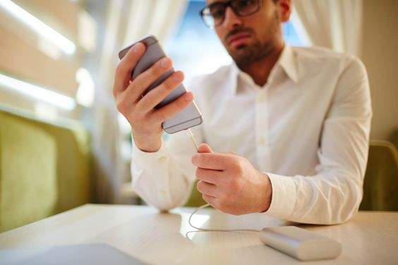 ¿Cargar el móvil con o sin funda? El truco que puede mejorar la salud de la batería de tu teléfono móvil