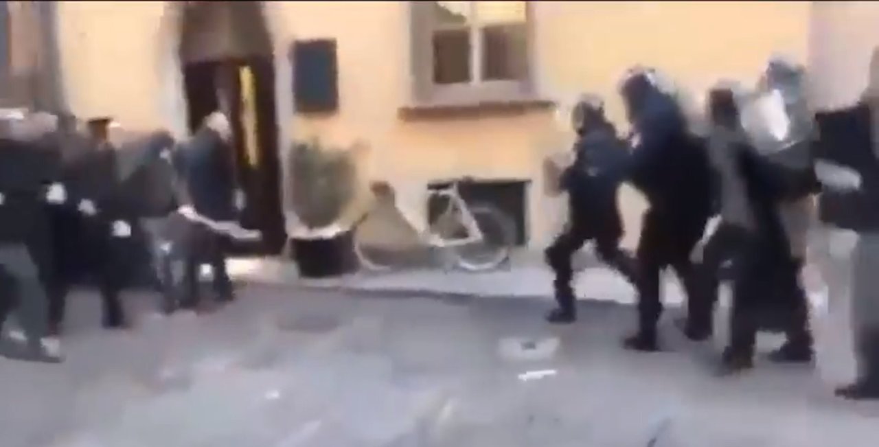 Vídeo Qué le pasa a un policía si le dejan sólo durante una carga
