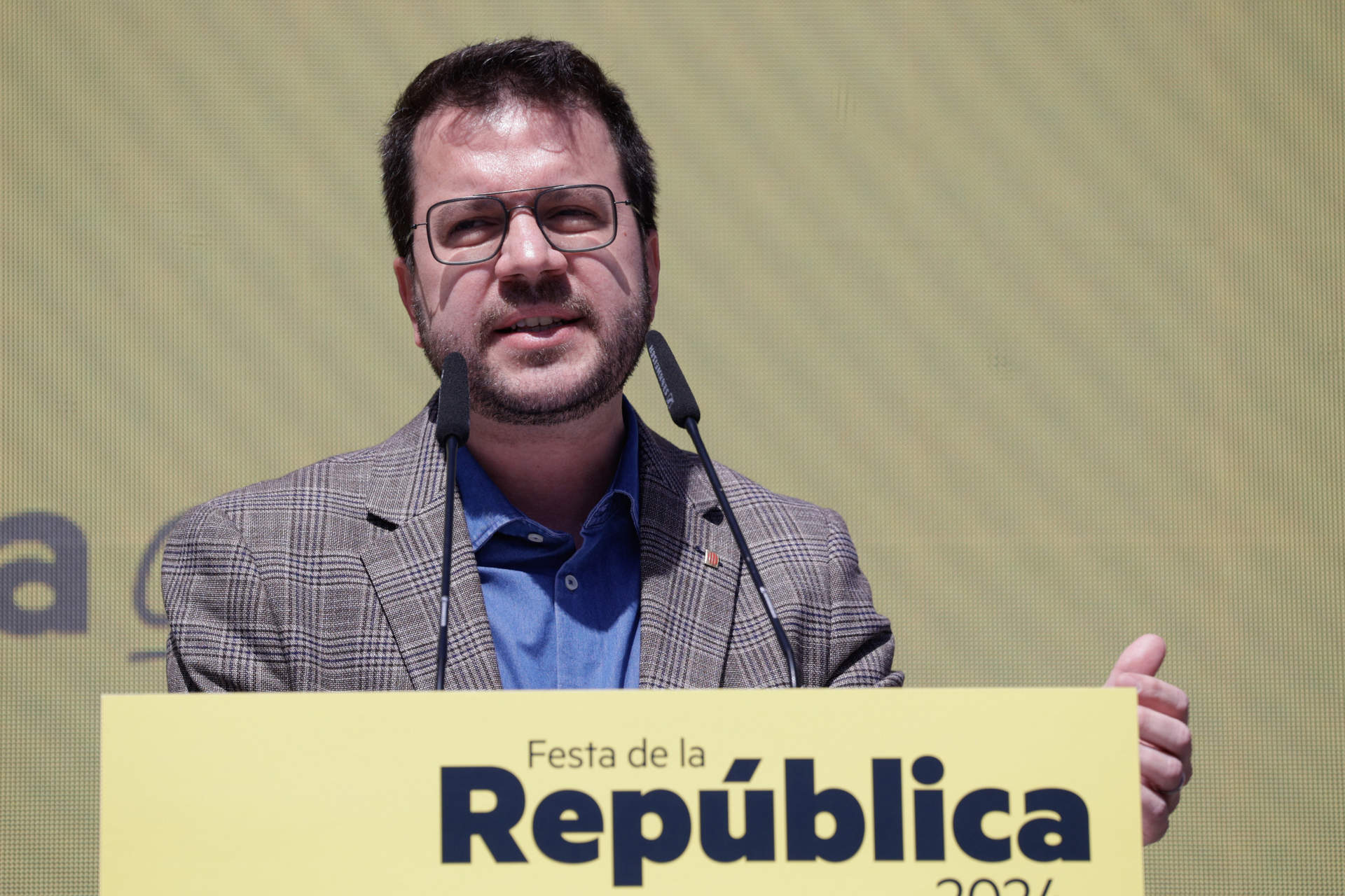 El presidente de la Generalitat de Catalunya, Pere Aragonés, interviene durante el acto de ERC ‘Festa de la República’, en el paseo Companys, a 13 de abril de 2024, en Barcelona, Catalunya.